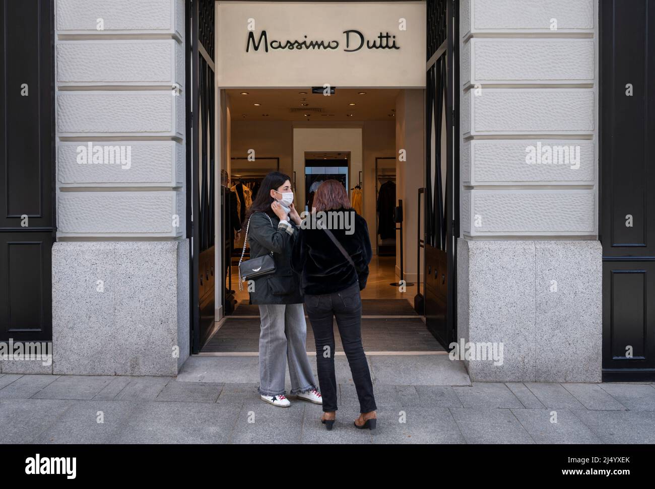 Madrid, España. 3rd de Abr de 2022. Los compradores son vistos en la  entrada de la tienda española de ropa y marca Massimo Dutti en España.  (Imagen de crédito: © Xavi Lopez/SOPA