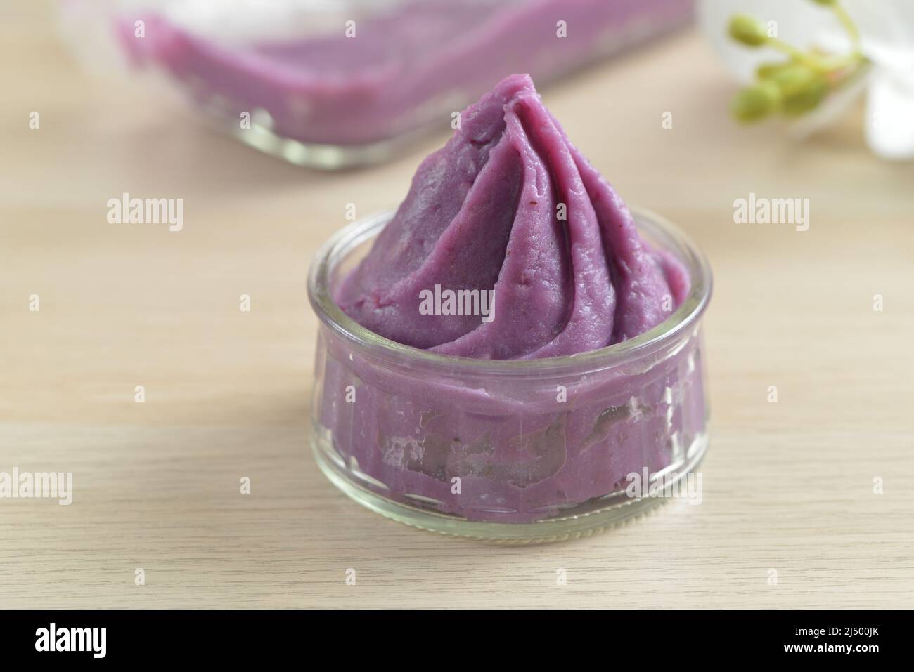 Pasta de ñame púrpura dulce en un tazón de vidrio Foto de stock