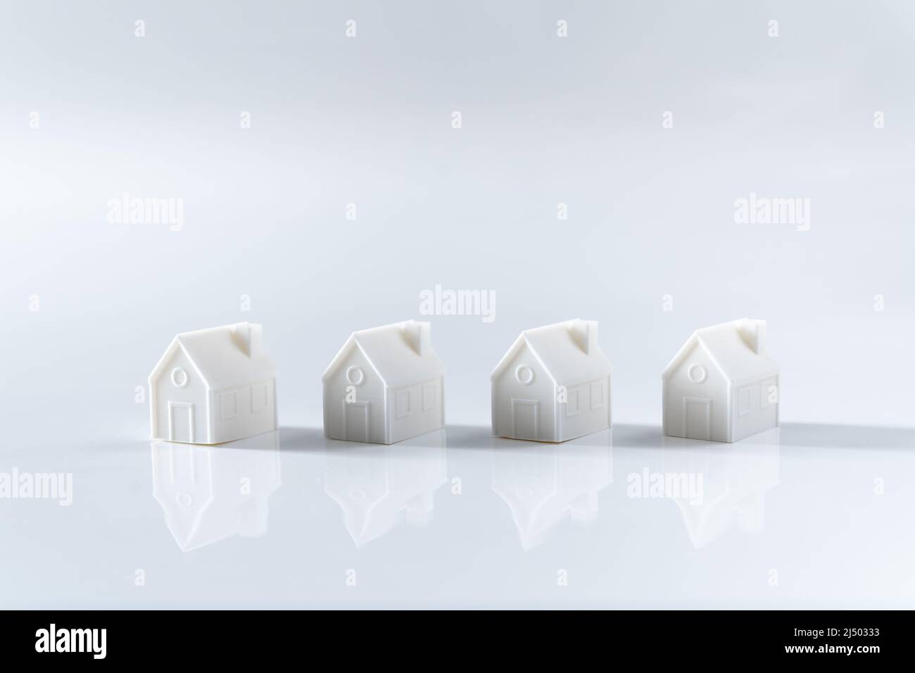 Casa modelo impresa en miniatura 3D sobre fondo blanco Foto de stock