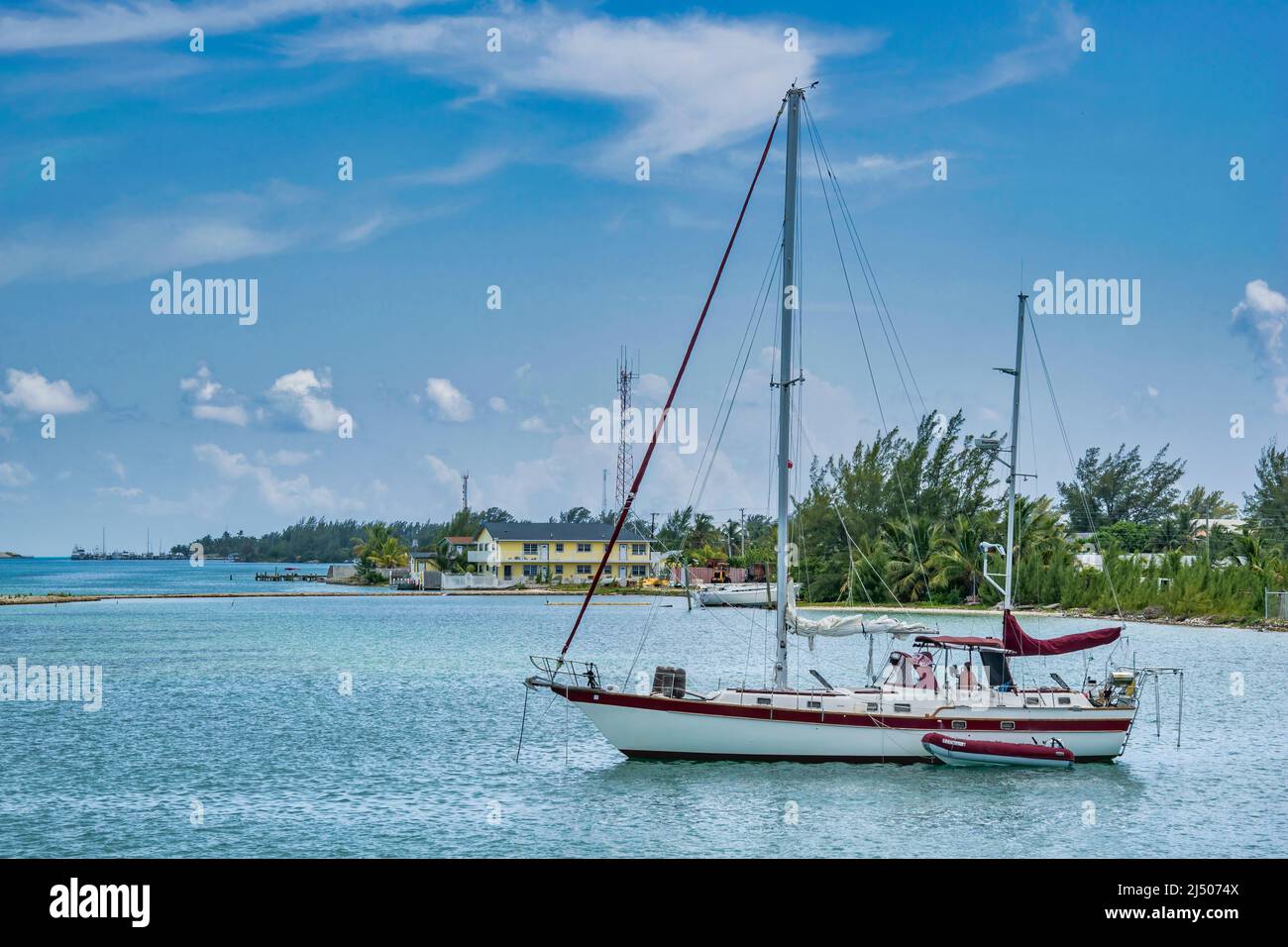 un velero anclado en la costa de Bimini en las Bahamas. Foto de stock