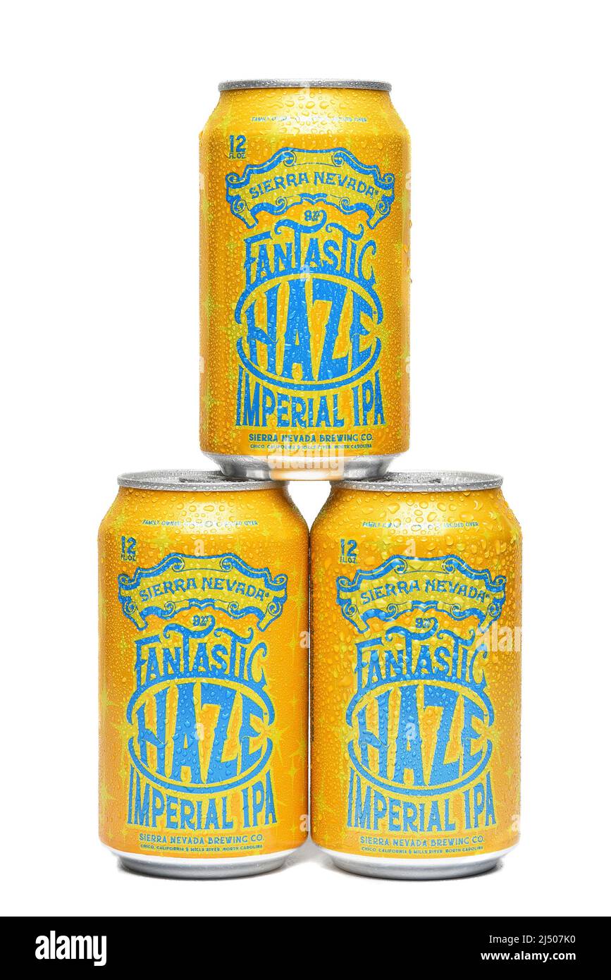 IRVINE, CALIFORNIA - 17 ABR 2022: 3 latas de Sierra Nevada Fantastic Haze Imperial IPA con condensación aislada sobre blanco. Foto de stock