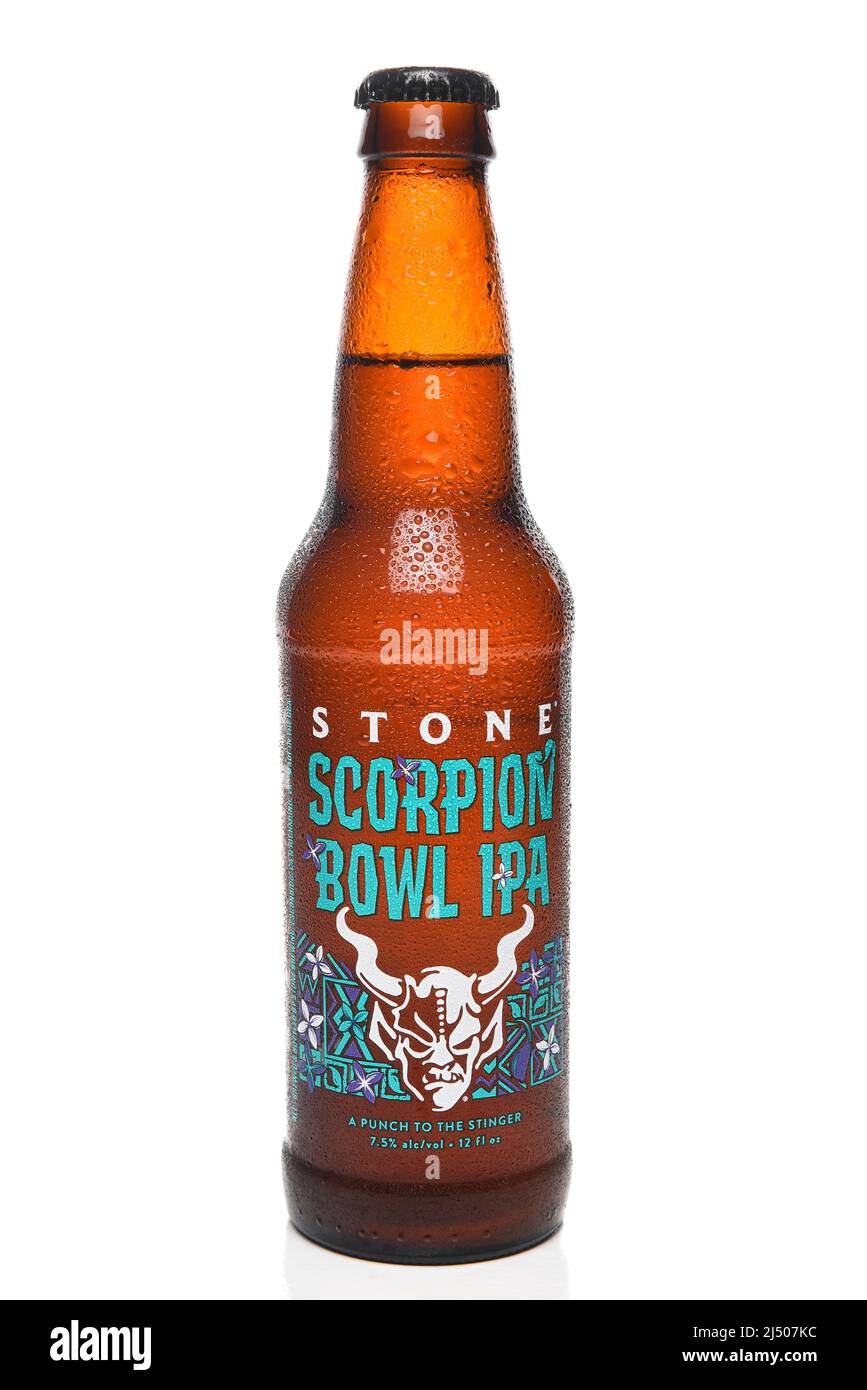 IRVINE, CALIFORNIA - 17 ABR 2022: Una botella de Stone Scorpion Bowl IPA con condensación, aislado sobre blanco con reflexión. Foto de stock