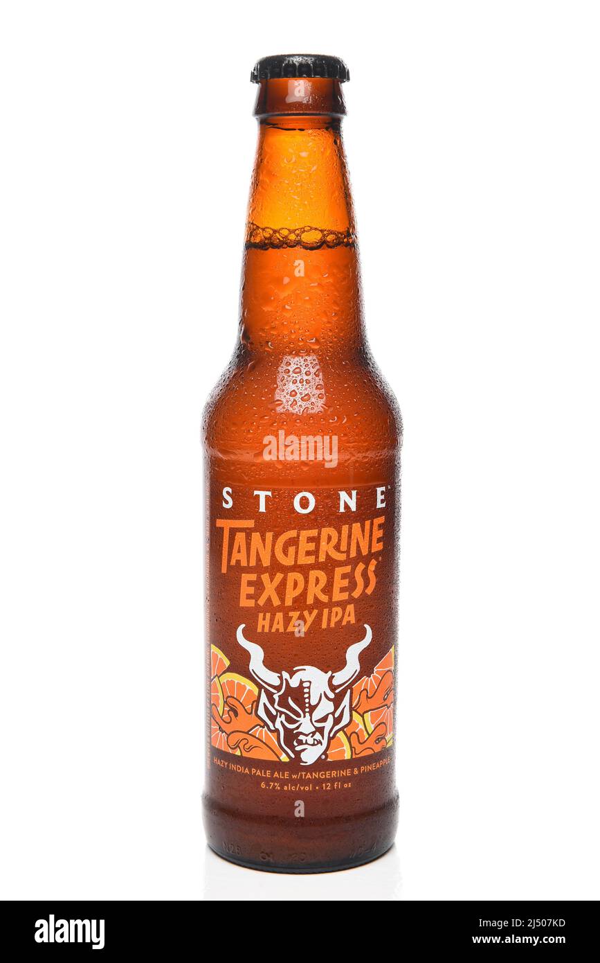 IRVINE, CALIFORNIA - 17 ABR 2022: Una botella de piedra Tangerine Express Hazy IPA con condensación, aislado sobre blanco. Foto de stock