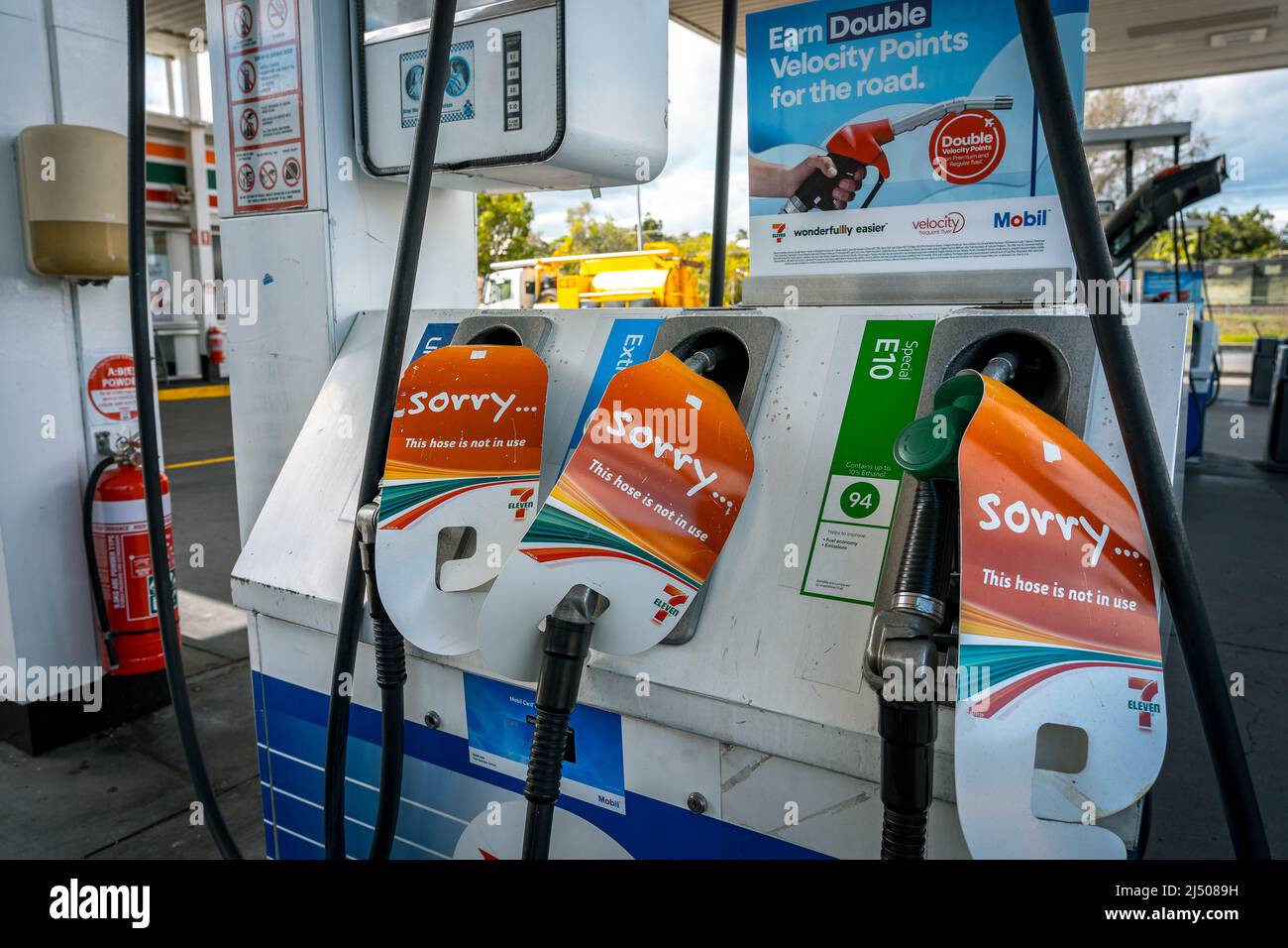 Brisbane, Queensland, Australia - La manguera no está en uso en una gasolinera Foto de stock