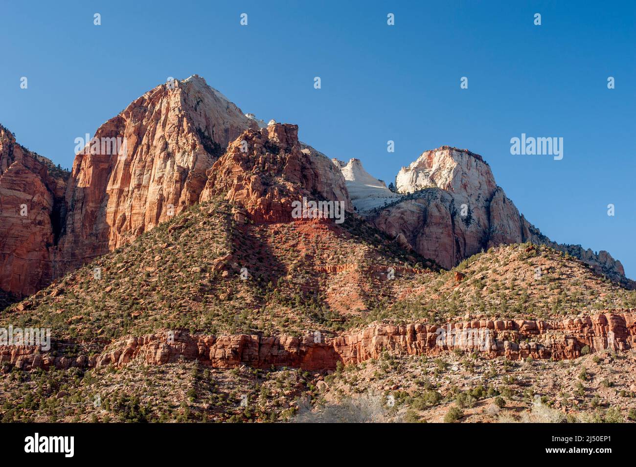 Acantilados sin nombre (centro) en el Parque Nacional Zion, Utah, y el Sentinel (derecha) Foto de stock