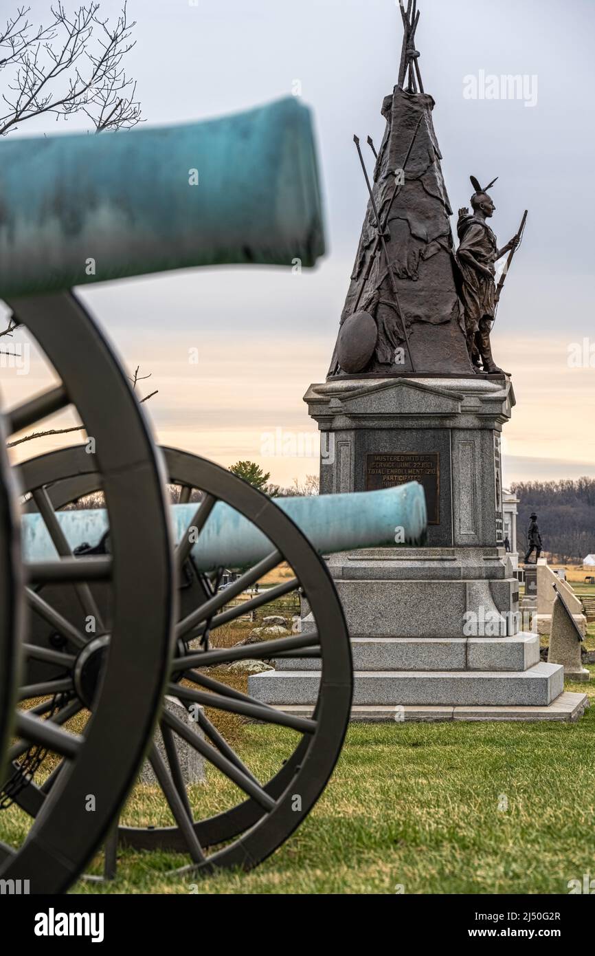 Cañones, y una estatua del Jefe Tammany en el Monumento del Regimiento de Infantería Voluntaria de Nueva York 42nd, en el campo de batalla de Gettysburg en Pennsylvania. (EE. UU.) Foto de stock
