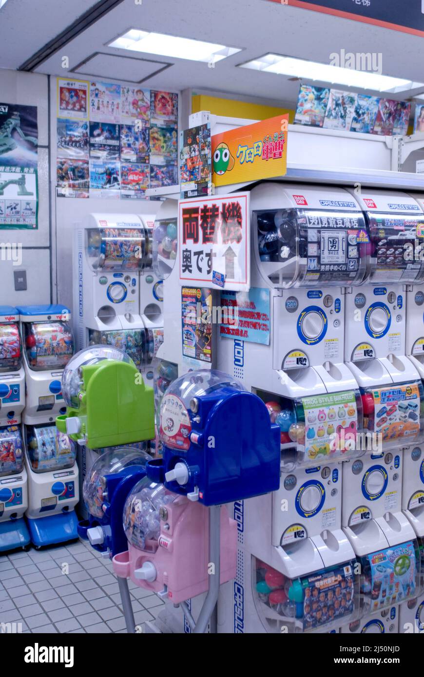 Una tienda que consiste en máquinas expendedoras que dispensan pequeños juguetes en el centro de descuentos electrónicos de Tokio. Foto de stock