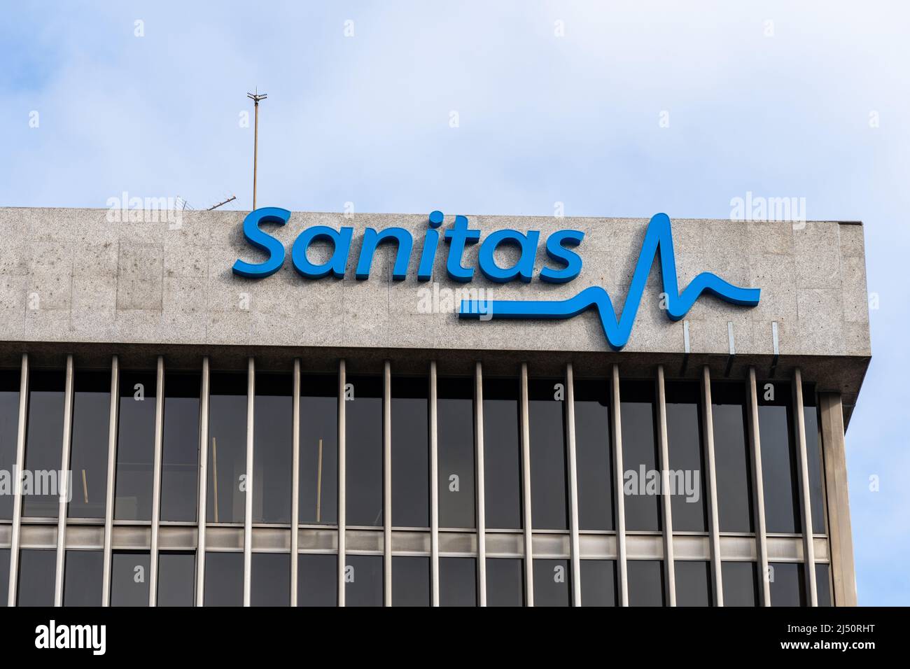 Madrid, España - 10 de octubre de 2021: Sede de Sanitas Health Insurance  Company en la calle Serrano de Madrid Fotografía de stock - Alamy