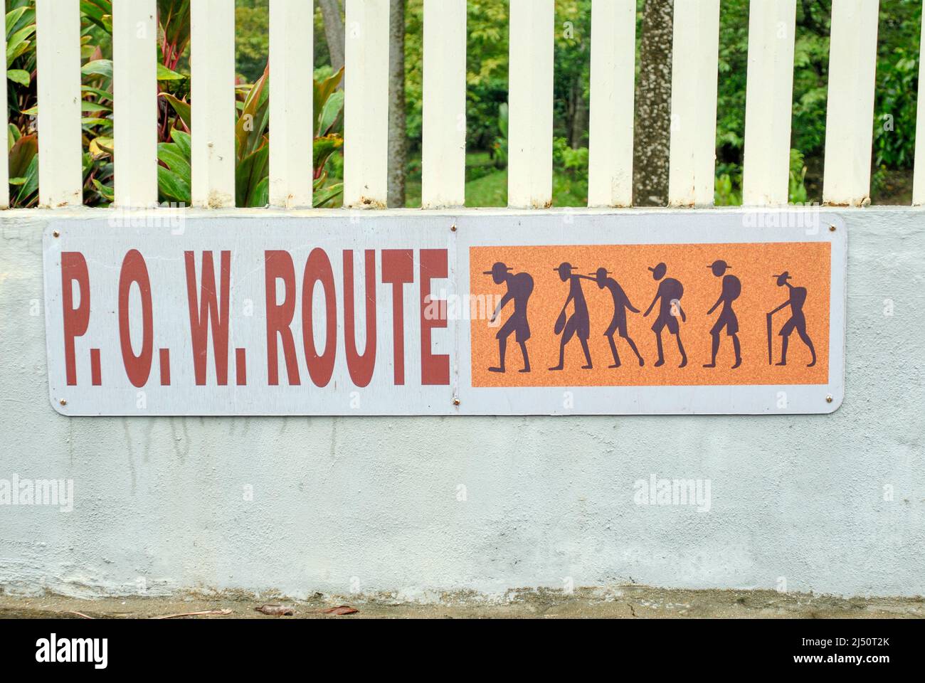 Señal que marca la ruta de la Marcha de la Muerte de Sandakan que tuvo lugar a finales de la Guerra Mundial de 2. Foto de stock