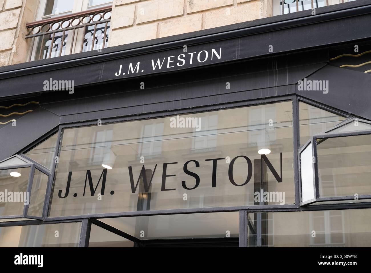 Burdeos , Aquitaine Francia - 03 20 2022 : jm weston logotipo de marca y el  texto de la fachada boutique ropa calzado de moda Fotografía de stock -  Alamy