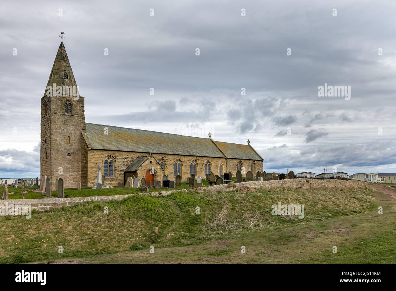 Iglesia de San Bartolomé en Newbiggin-by-the-Sea, Northumberland, Inglaterra. Tiene una posición prominente en la cabecera de Church Point. Foto de stock