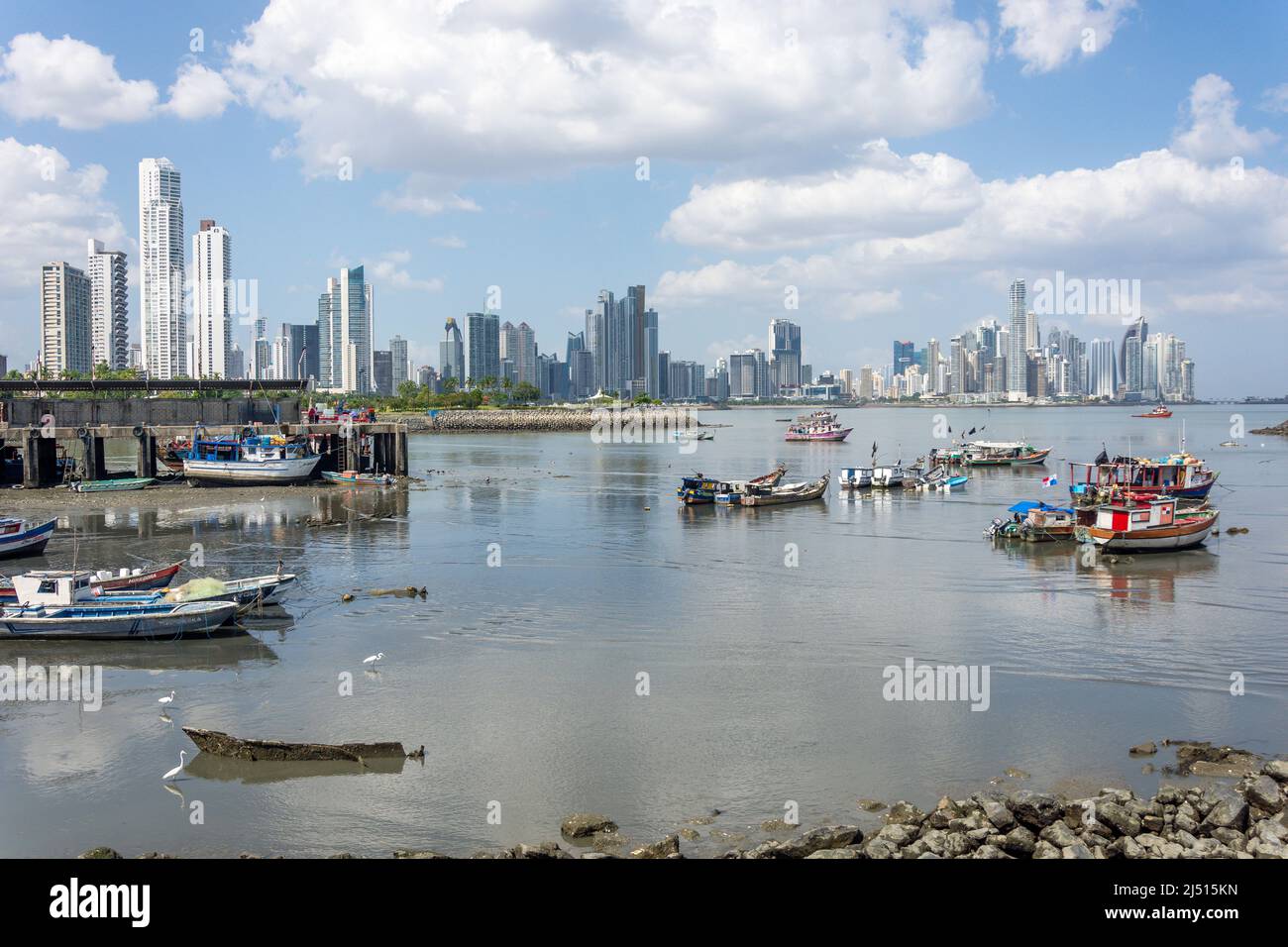Paisaje urbano desde puerto pesquero, Ciudad de Panamá, Provincia de Panamá, República de Panamá Foto de stock