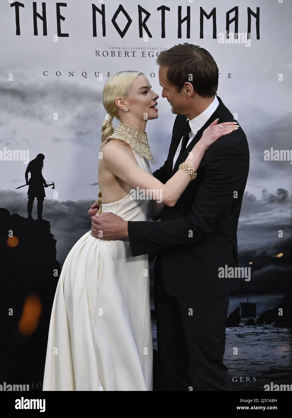 Los miembros del reparto Anya Taylor-Joy (L) y Alexander Skarsgard asisten  al estreno de la épica cinematográfica llena de acción 'The Northman' en el  TCL Chinese Theatre, en la sección de Hollywood