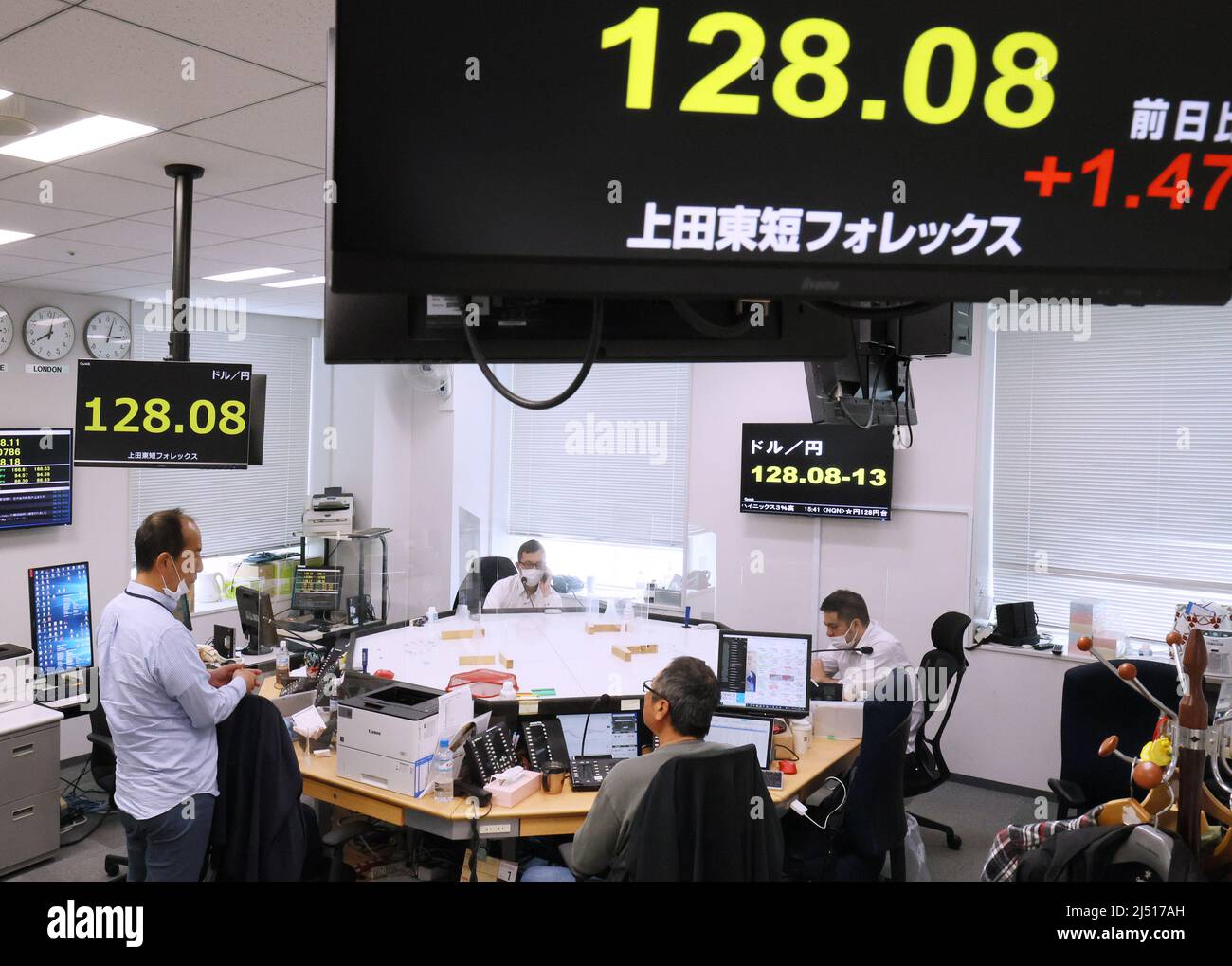 Tokio, Japón. 19th de Abr de 2022. Los comerciantes de dinero comercian  bajo tableros de cotización de divisas en un mercado de divisas en Tokio el  martes, 19 de abril de 2022.