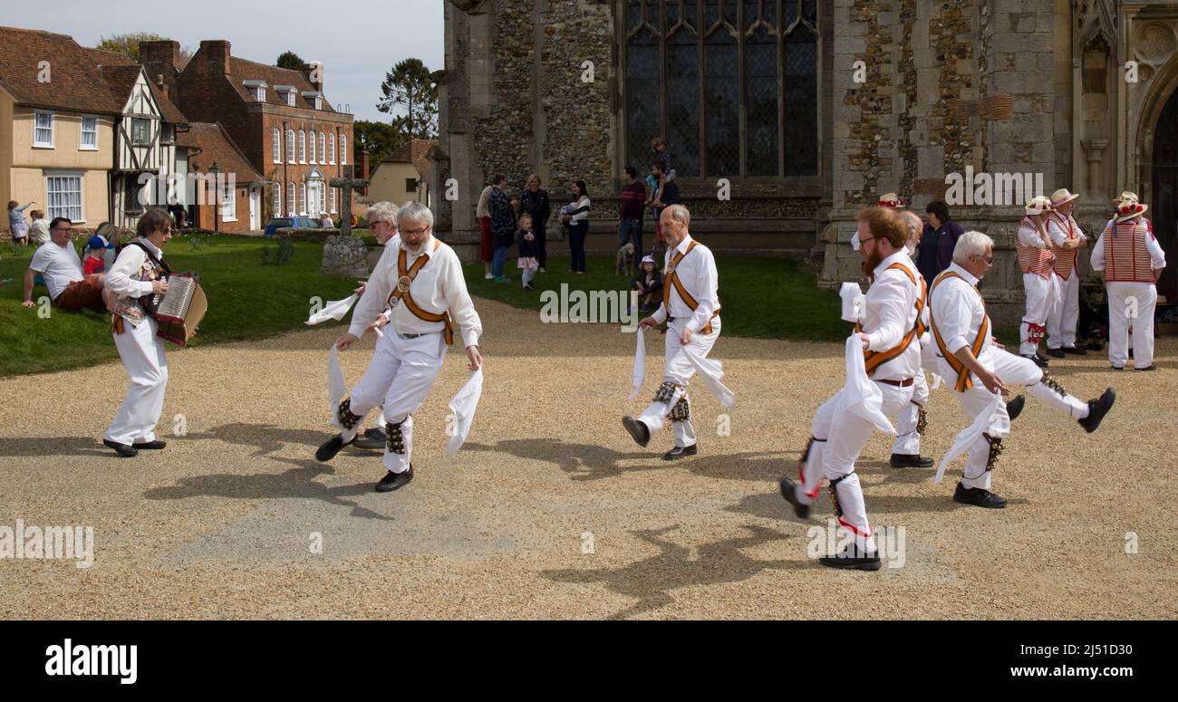 Devil's Dyke Morris Dancers Bailando en el cementerio Thaxted de Essex Foto de stock