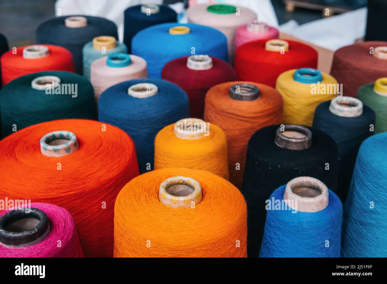 Hilos o hilos de algodón en bobinas de tubos de carrete en la fábrica de  hilados de algodón Fotografía de stock - Alamy