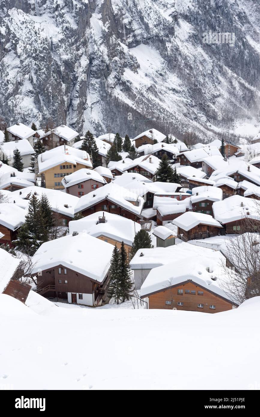 Pueblo Mürren durante el invierno en los Alpes suizos, Suiza Foto de stock
