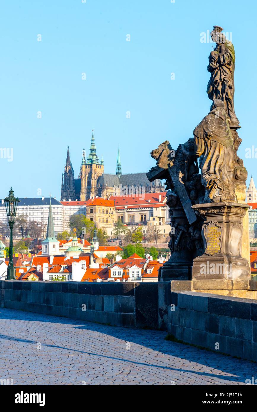 Vista del Castillo de Praga desde el Puente de Carlos Foto de stock