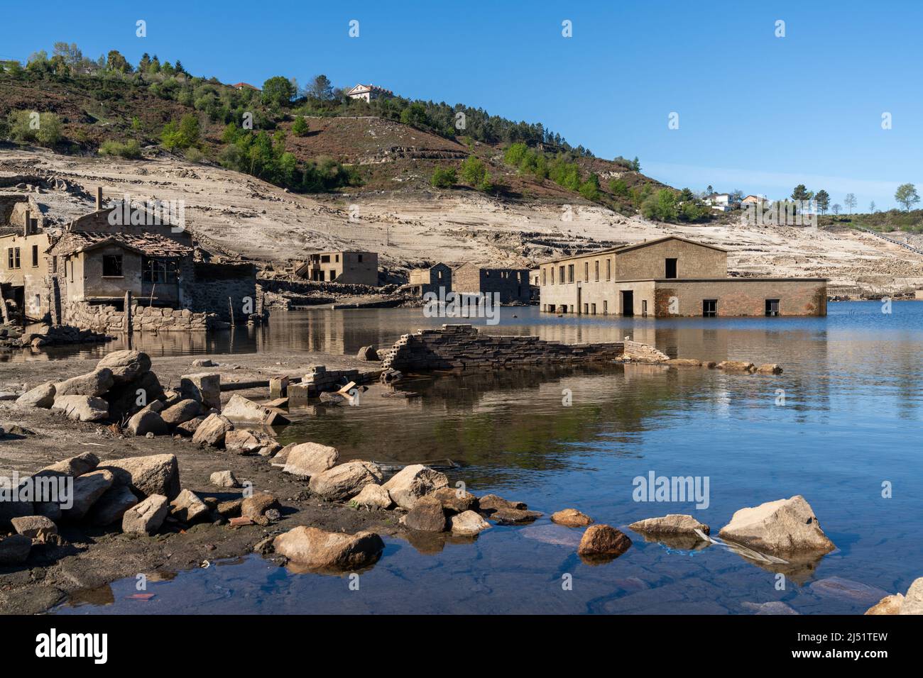 Vista de la ciudad fantasma de Aceredo, en el embalse del Alto Lindoso Foto de stock