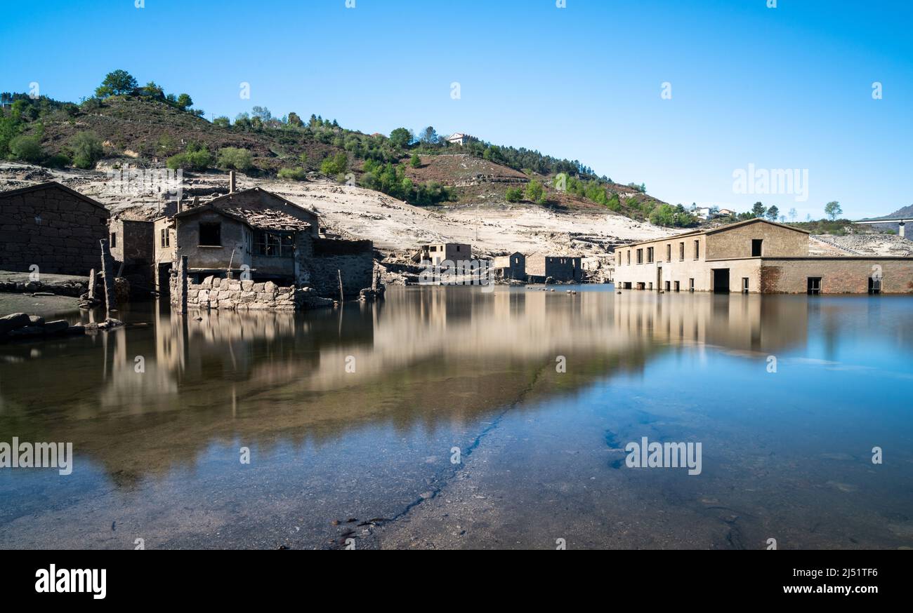 Una vista de larga exposición de la ciudad fantasma de Aceredo en el embalse del Alto Lindoso Foto de stock