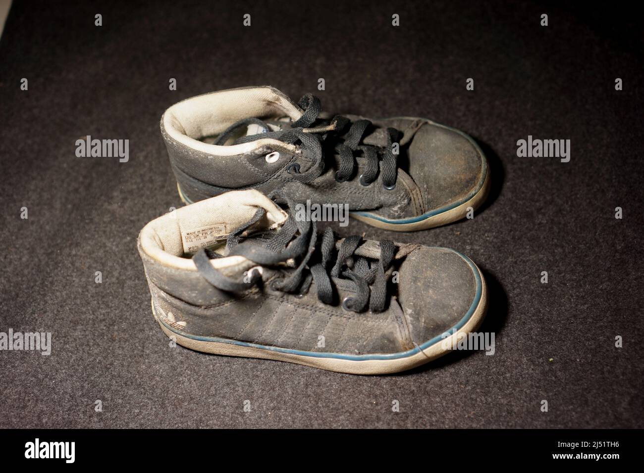 Viejos y sucios zapatos de lona para niños Adidas sobre fondo blanco  Fotografía de stock - Alamy