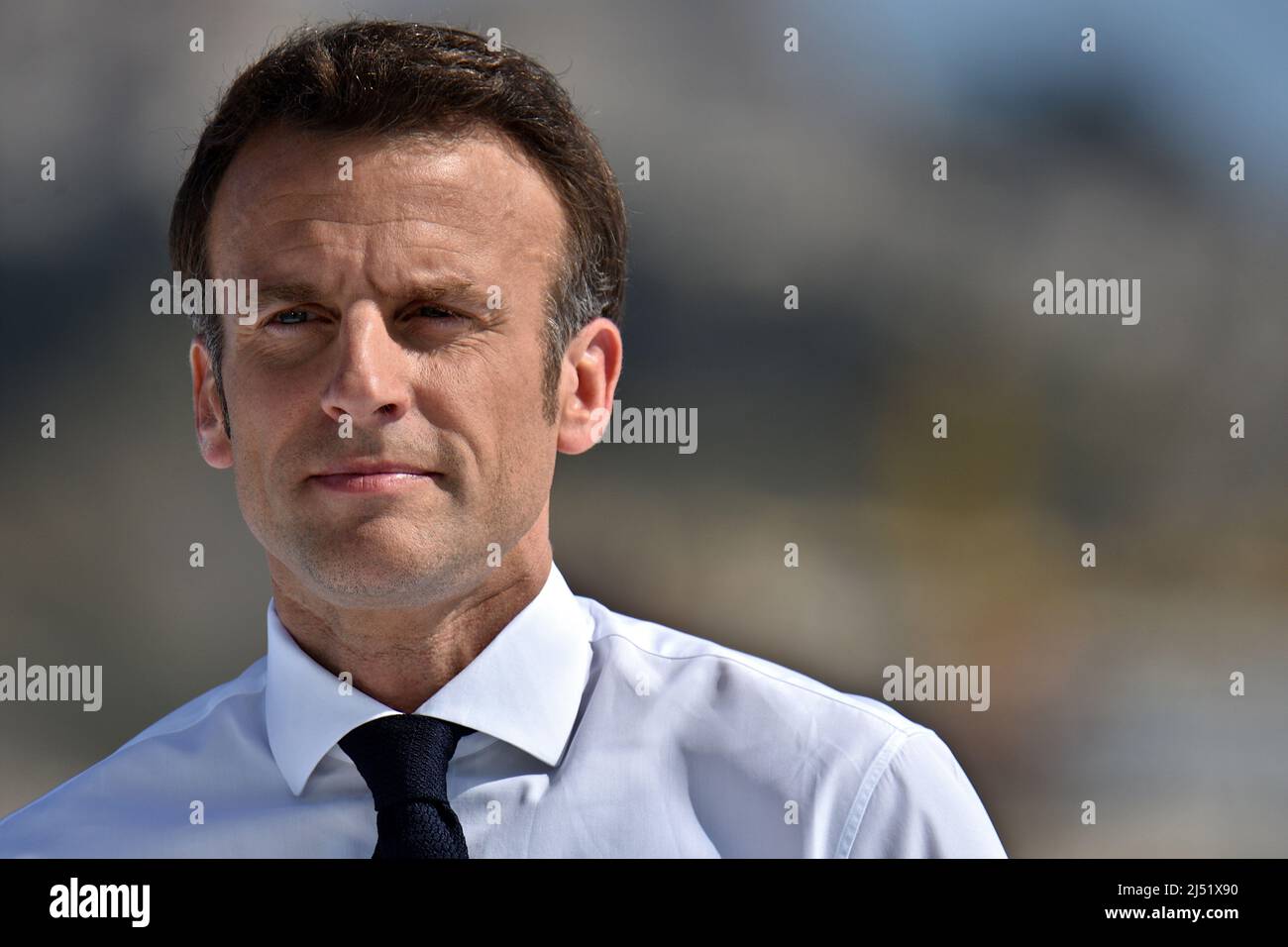 Marsella, Francia. 16th de Abr de 2022. Emmanuel Macron se muestra durante su reunión política en Marsella. El presidente francés Emmanuel Macron, candidato a la elección presidencial de la 'La Republique en Marche' (LREM), celebró una reunión pública en Marsella. La segunda ronda de las elecciones presidenciales francesas se celebrará el 24 de abril. Crédito: SOPA Images Limited/Alamy Live News Foto de stock