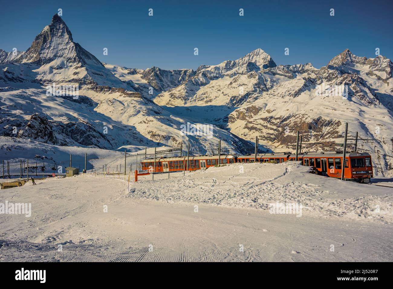Tren de montaña en los Alpes suizos con Matterhorn en el fondo Foto de stock