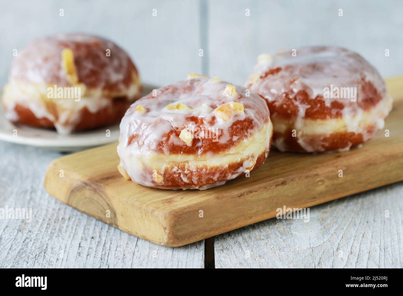 Celebración del jueves gordo - donuts polacos tradicionales llenos de mermelada. Postre de fiesta Foto de stock