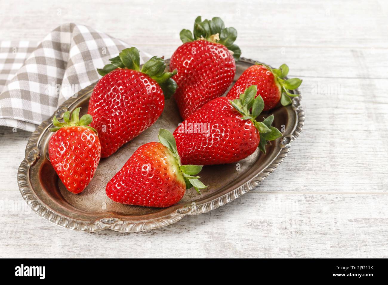 Fresas en un plato de plata. Alimentos saludables Foto de stock