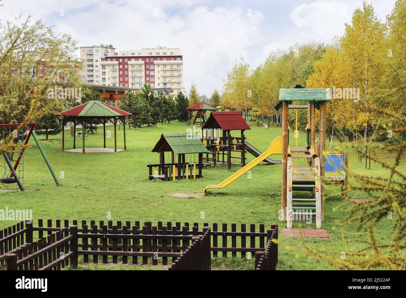 Parque infantil en el parque urbano de Cracovia, Polonia. Foto de stock