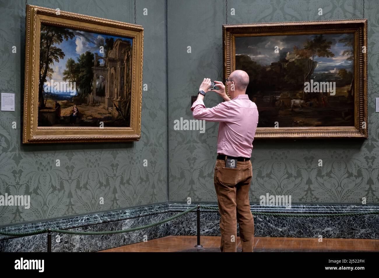 Mirando el arte en la Galería Nacional en Londres, Inglaterra. Foto de stock