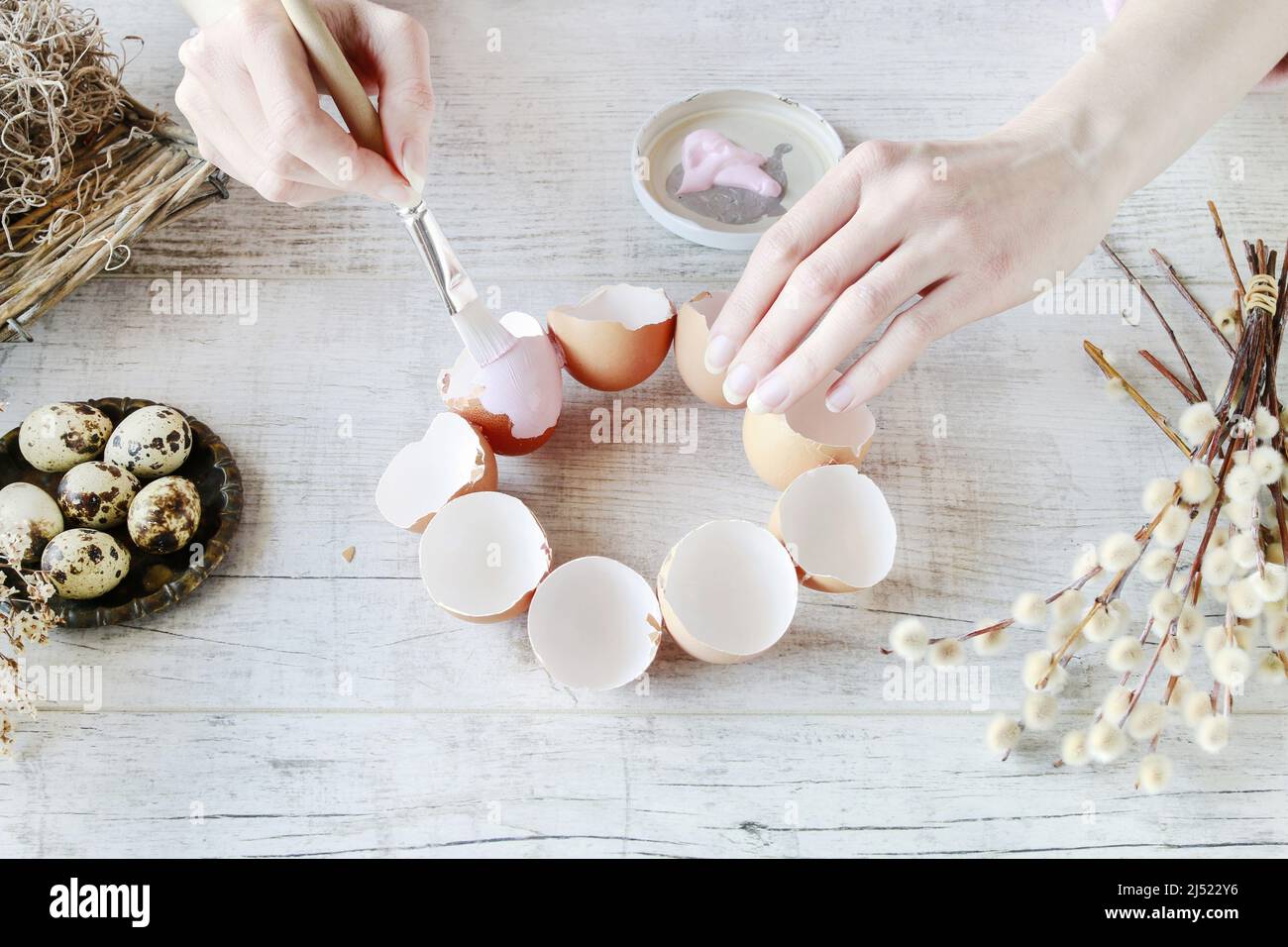 Cómo hacer decoración de mesa de Pascua con conchas de huevo, musgo y catkins españoles. Paso a paso, tutorial. Foto de stock