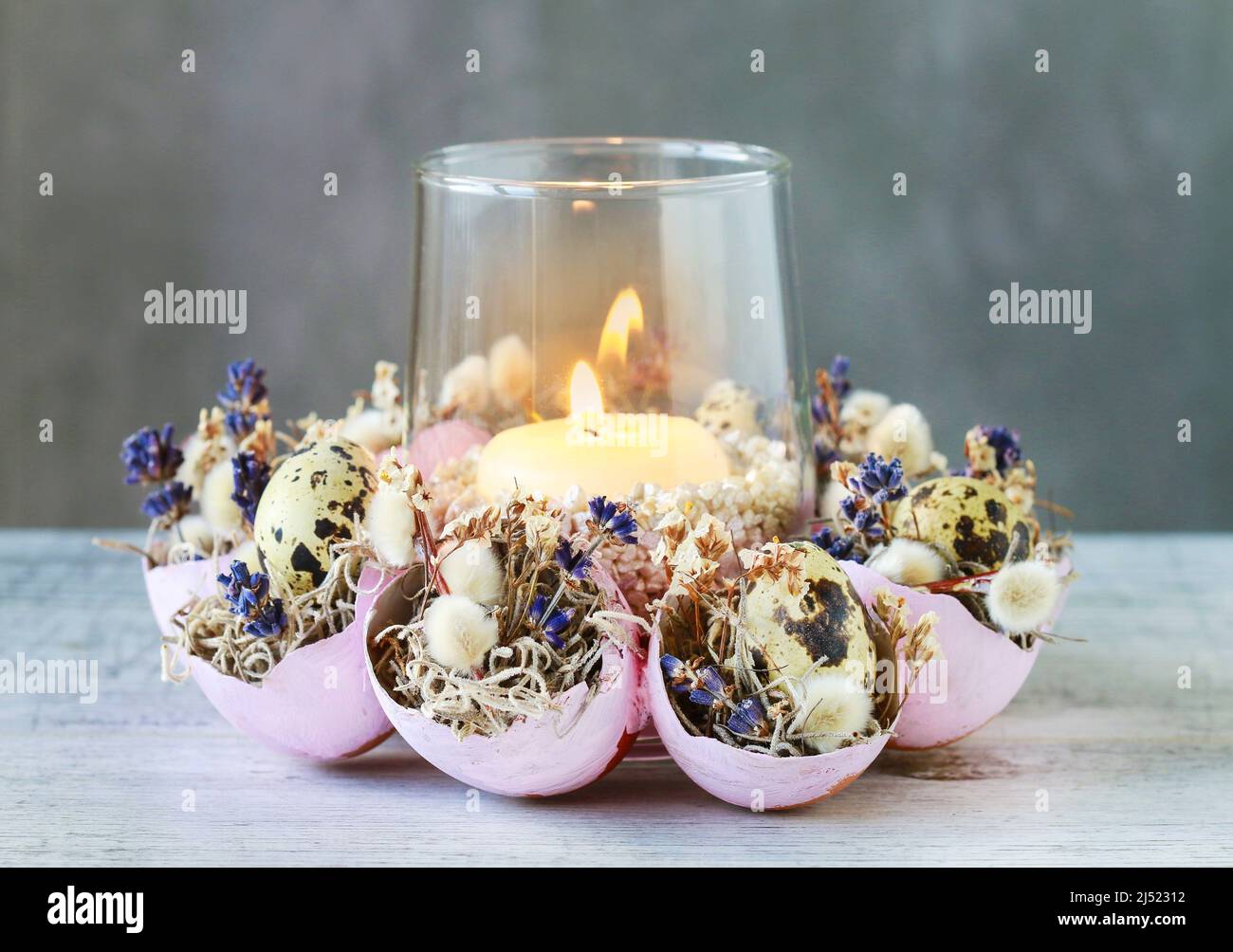 Cómo hacer decoración de mesa de Pascua con conchas de huevo, musgo y catkins españoles. Paso a paso, tutorial. Foto de stock