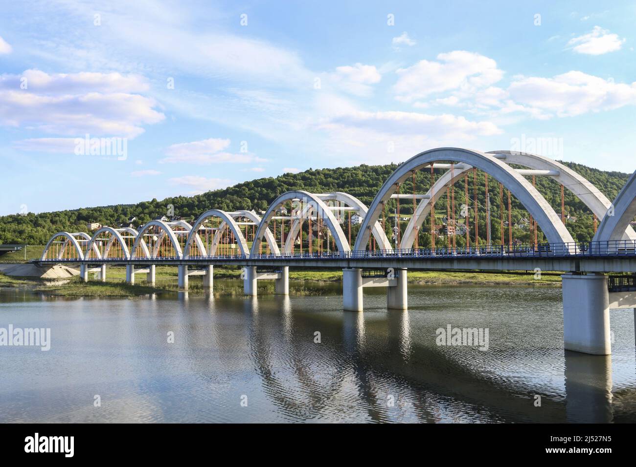 Puentes - trenes y coches en el Lago Mucharskie, Dabrowka, Polonia. Foto de stock