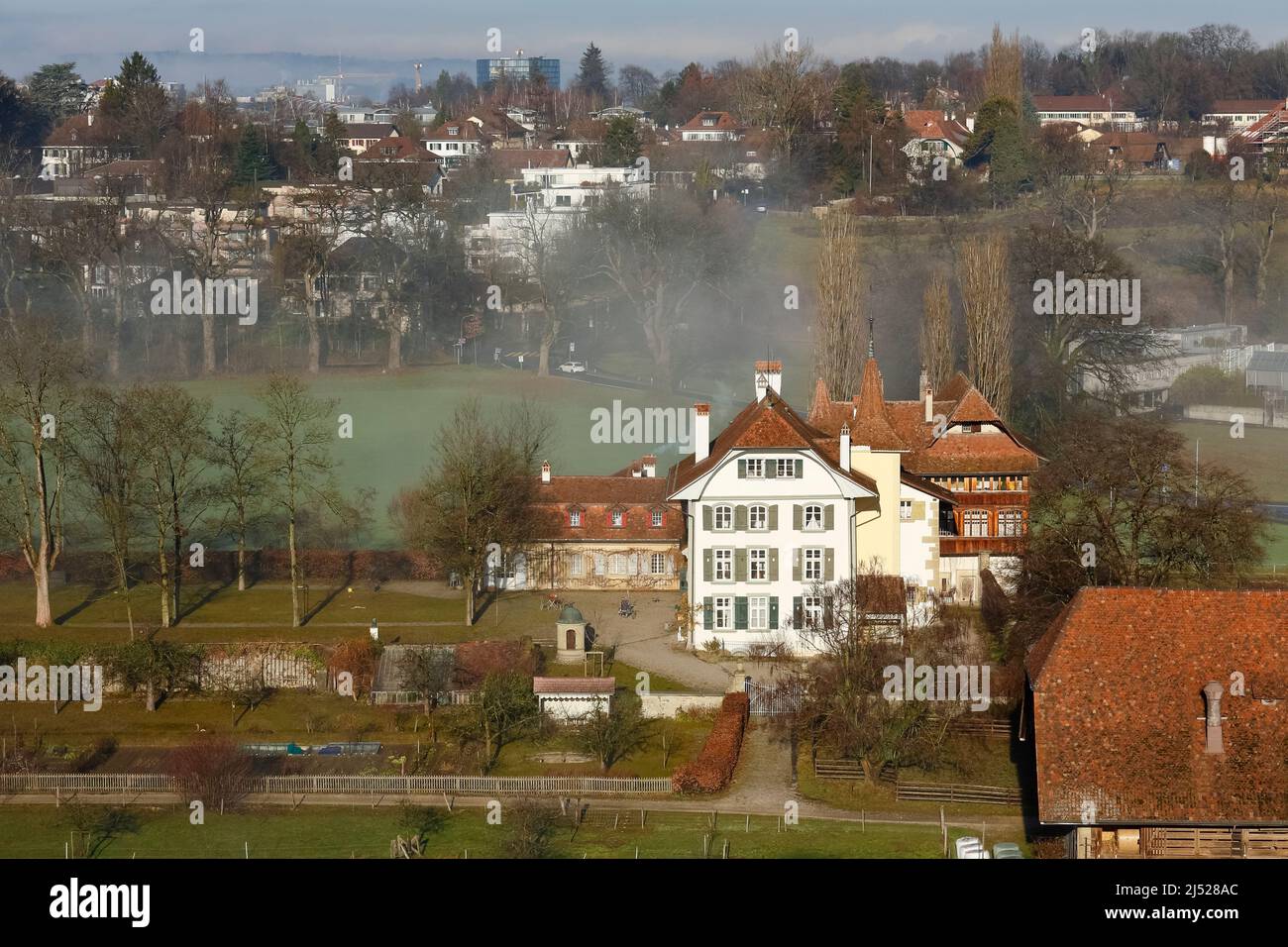 Berna, Suiza - 22 de diciembre de 2015: Castillo Wittigkofen , Palacio durante un día foggy, la primera vez documentada en el siglo 13th, situado en Murife Foto de stock