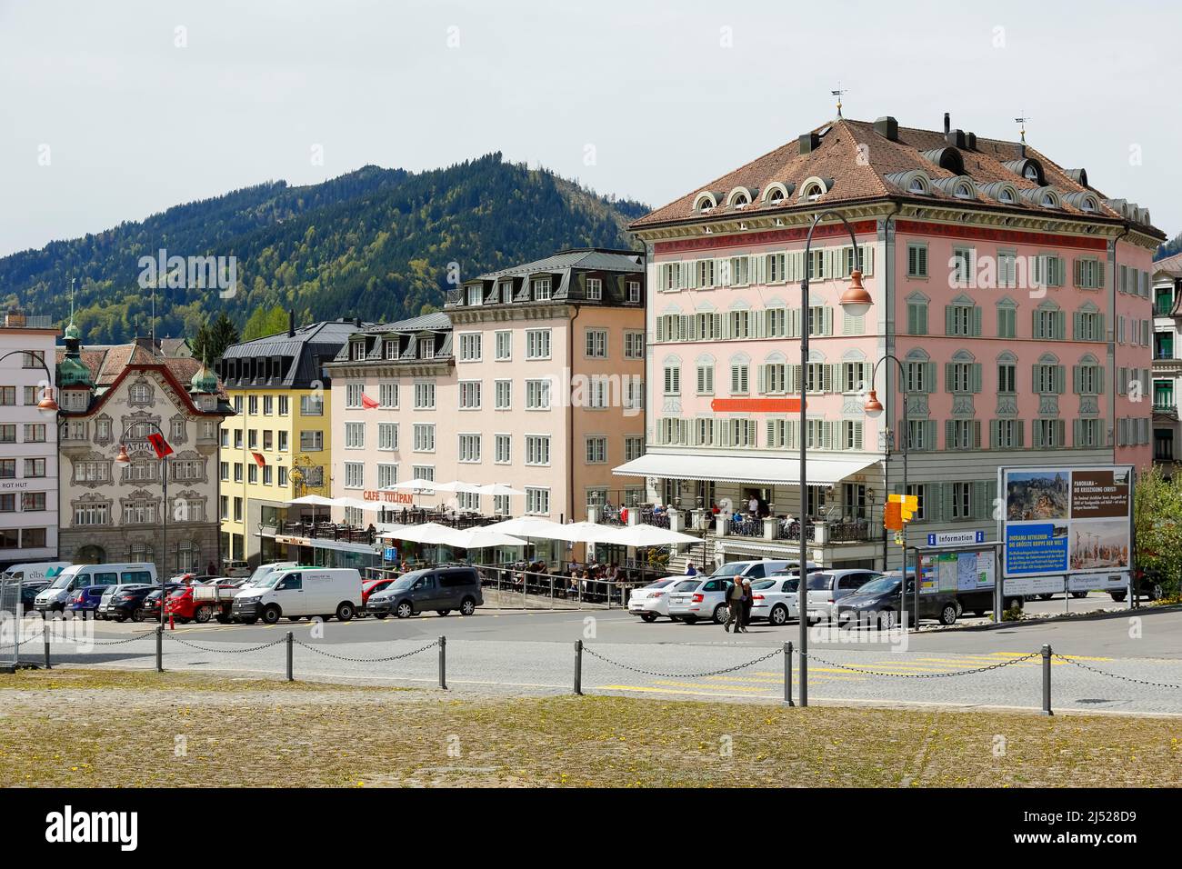 Einsiedeln, Suiza - 09 de mayo de 2016: Las fachadas de colores de los edificios y coches en la calle muestran una ciudad que es a menudo visitada por peregrinos y. Foto de stock