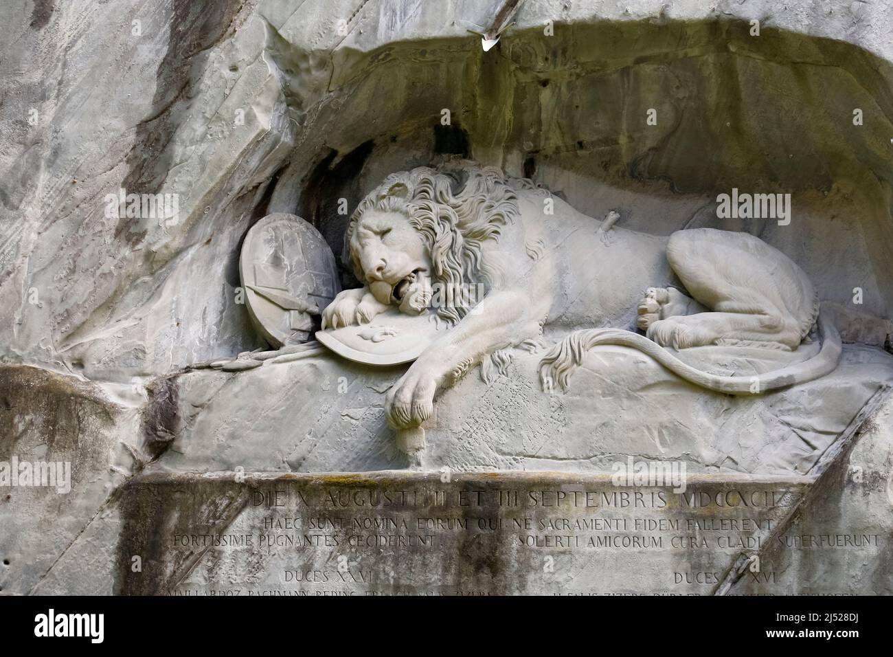 Lucerna, Suiza - 04 de mayo de 2016: El Monumento al León Moribundo, el León de Lucerna, es un famoso relieve rocoso. Esta obra maestra de los Danis Foto de stock