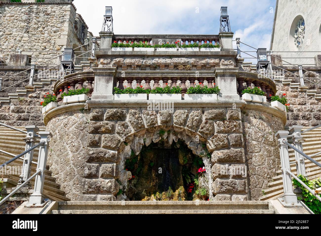 Rapperswil, Suiza - 10 de mayo de 2016: Fuente en forma de cueva es la decoración de la escalera que conduce desde la plaza de la ciudad hasta el castillo Foto de stock