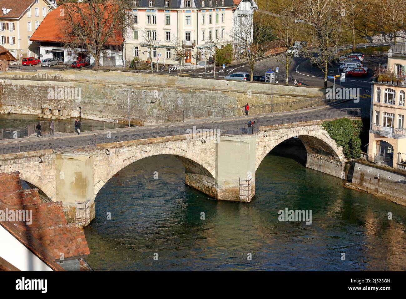 Berna, Suiza - 22 de diciembre de 2015: El Untertorbruecke (Puente de la Puerta Inferior), es un puente arco de piedra a través del río Aare. Este puente fue construido Foto de stock