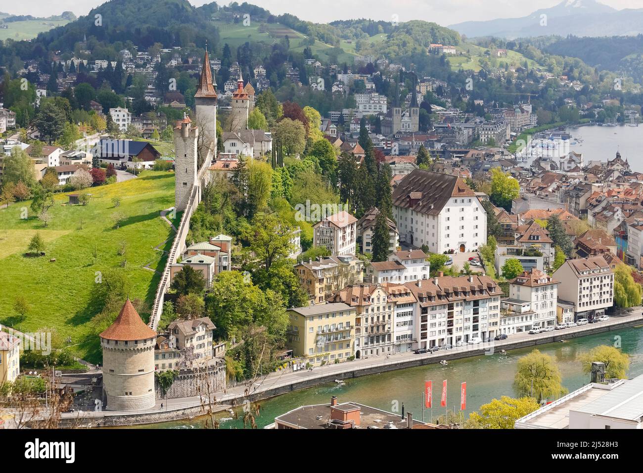 Lucerna, Suiza - 04 de mayo de 2016: Las históricas murallas de la ciudad, Museggmauer, junto con las torres visibles, son enteramente las fortificaciones históricas Foto de stock