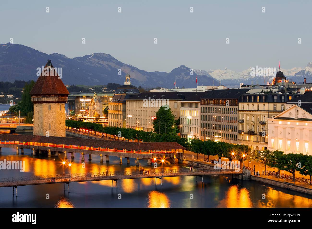 Lucerna, Suiza - 06 de mayo de 2016: Vista nocturna hacia la torre octogonal, el Wasserturm, que fue construido en el río Reuss y está justo al lado de t Foto de stock