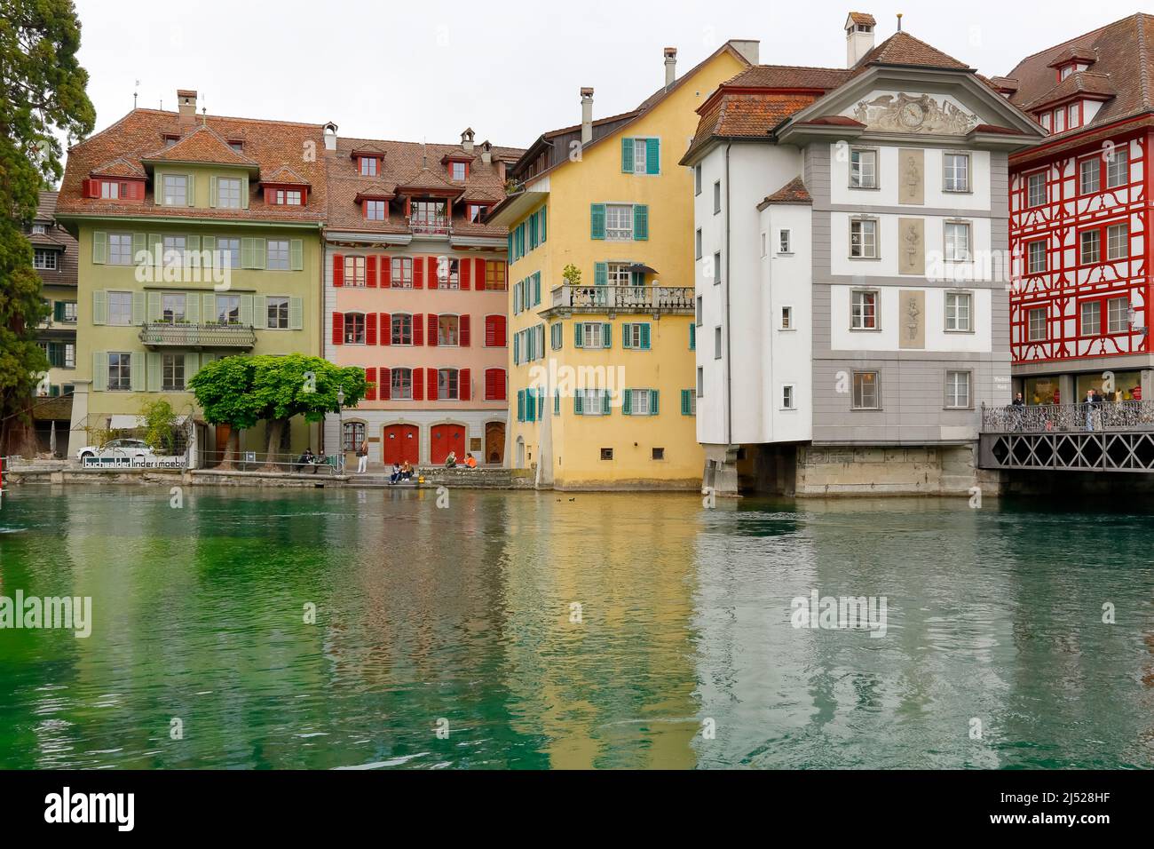 Lucerna, Suiza - 11 de mayo de 2016: Los antiguos y coloridos edificios del casco antiguo fueron construidos directamente a orillas del río Reuss. Aquí están a ver Foto de stock