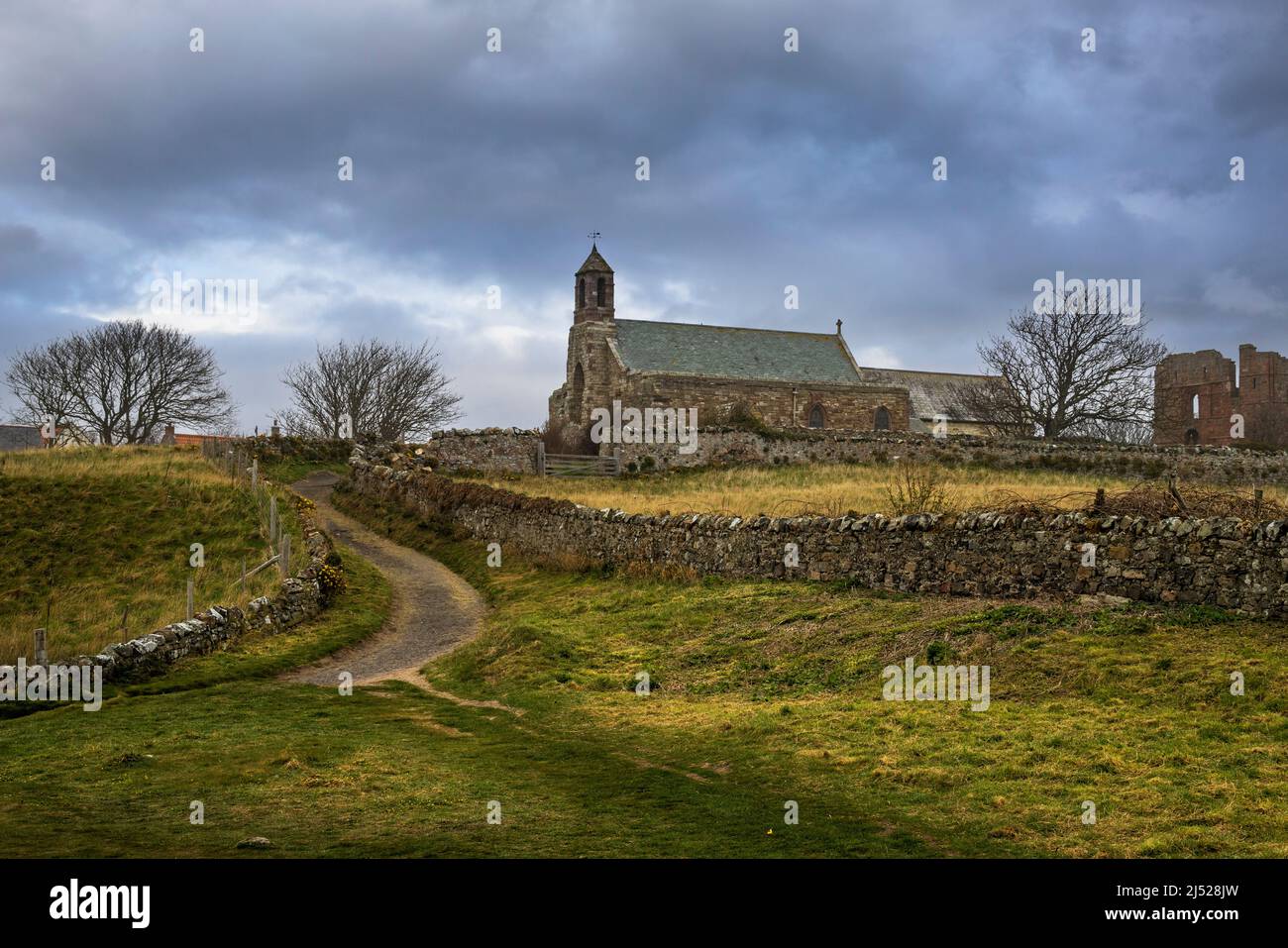 Santa María la Iglesia Virgen junto al Priorato de Lindisfarne en la Isla Santa, Northumberland, Inglaterra Foto de stock