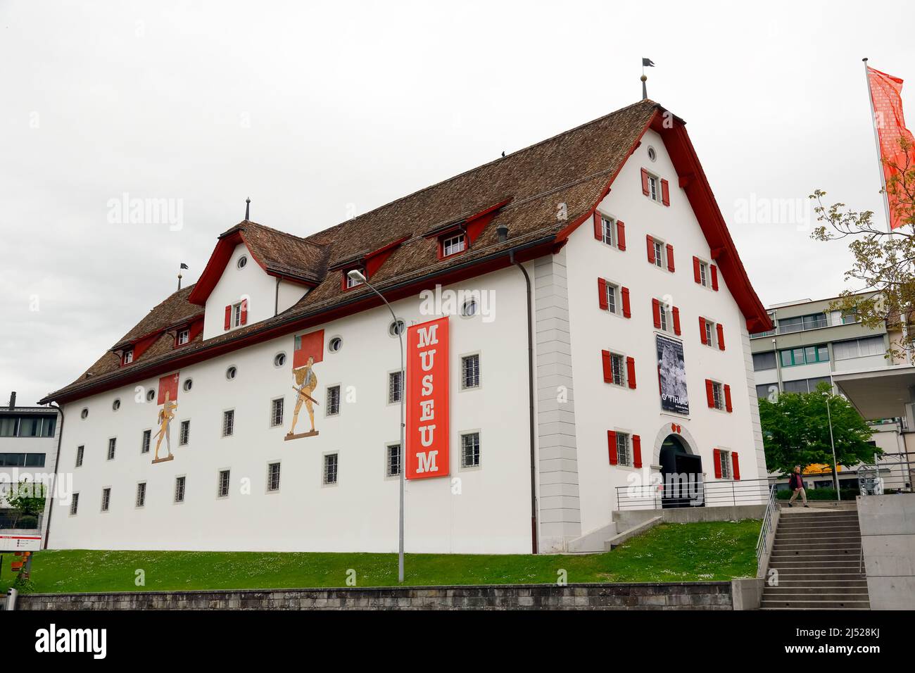 Schwyz, Suiza - 09 de mayo de 2016: El edificio blanco del Museo de Historia de Suiza. Es un museo moderno cuenta sobre la historia de la Confederación y. Foto de stock