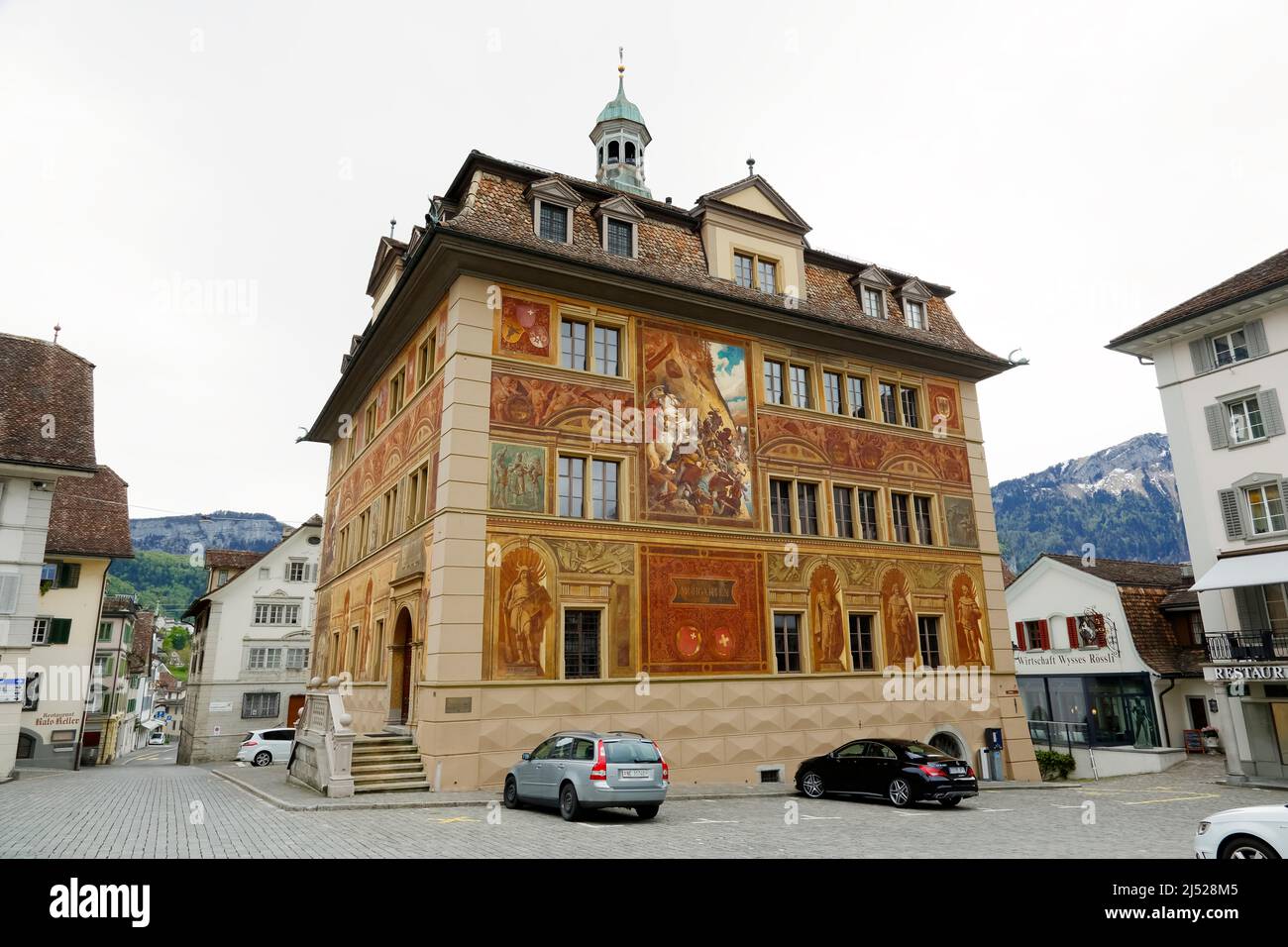 Schwyz, Suiza - 09 de mayo de 2016: El ayuntamiento de Schwyz fue construido en el siglo 17th. Las pinturas murales se hicieron con motivo de la 600th A. Foto de stock