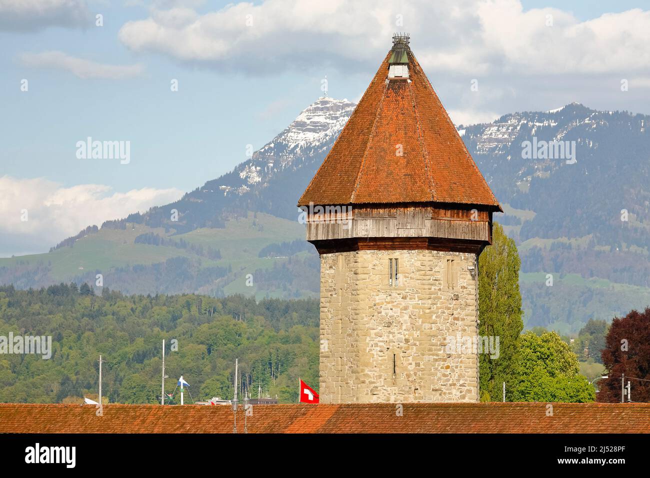 Lucerna, Suiza - 04 de mayo de 2016: Vista hacia la torre alta octogonal, es uno de los monumentos turísticos más atractivos de Lucerna Foto de stock