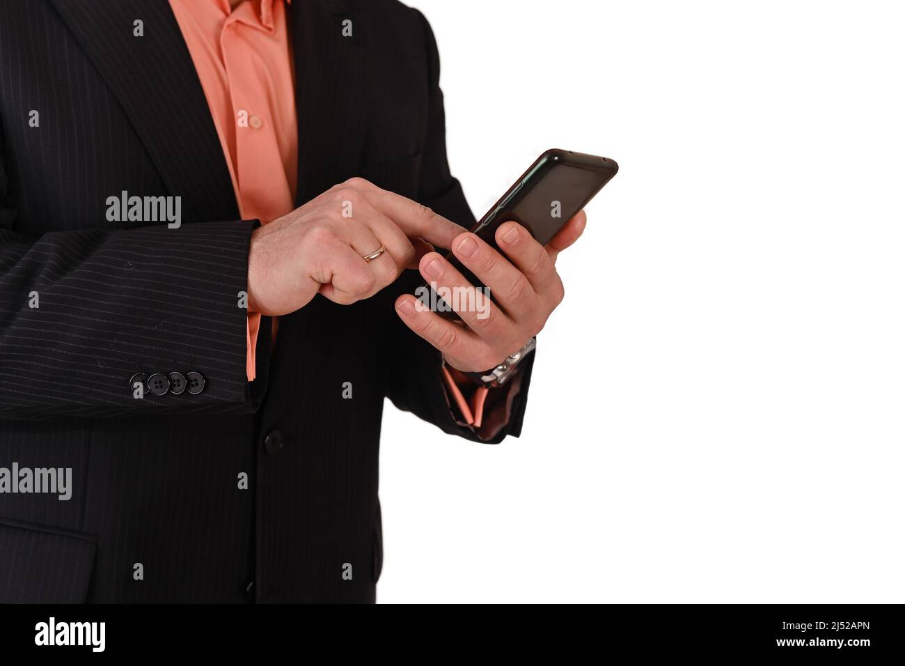 hombre de negocios en un traje mecanografiando en un teléfono móvil, aislado sobre un fondo blanco Foto de stock