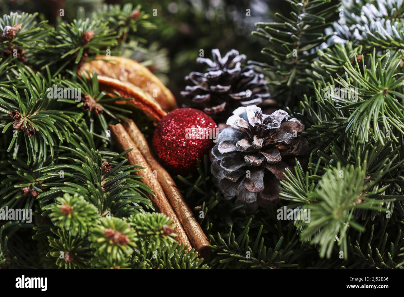 Decoración de chuchería y abeto de Navidad. Decoración festiva Foto de stock