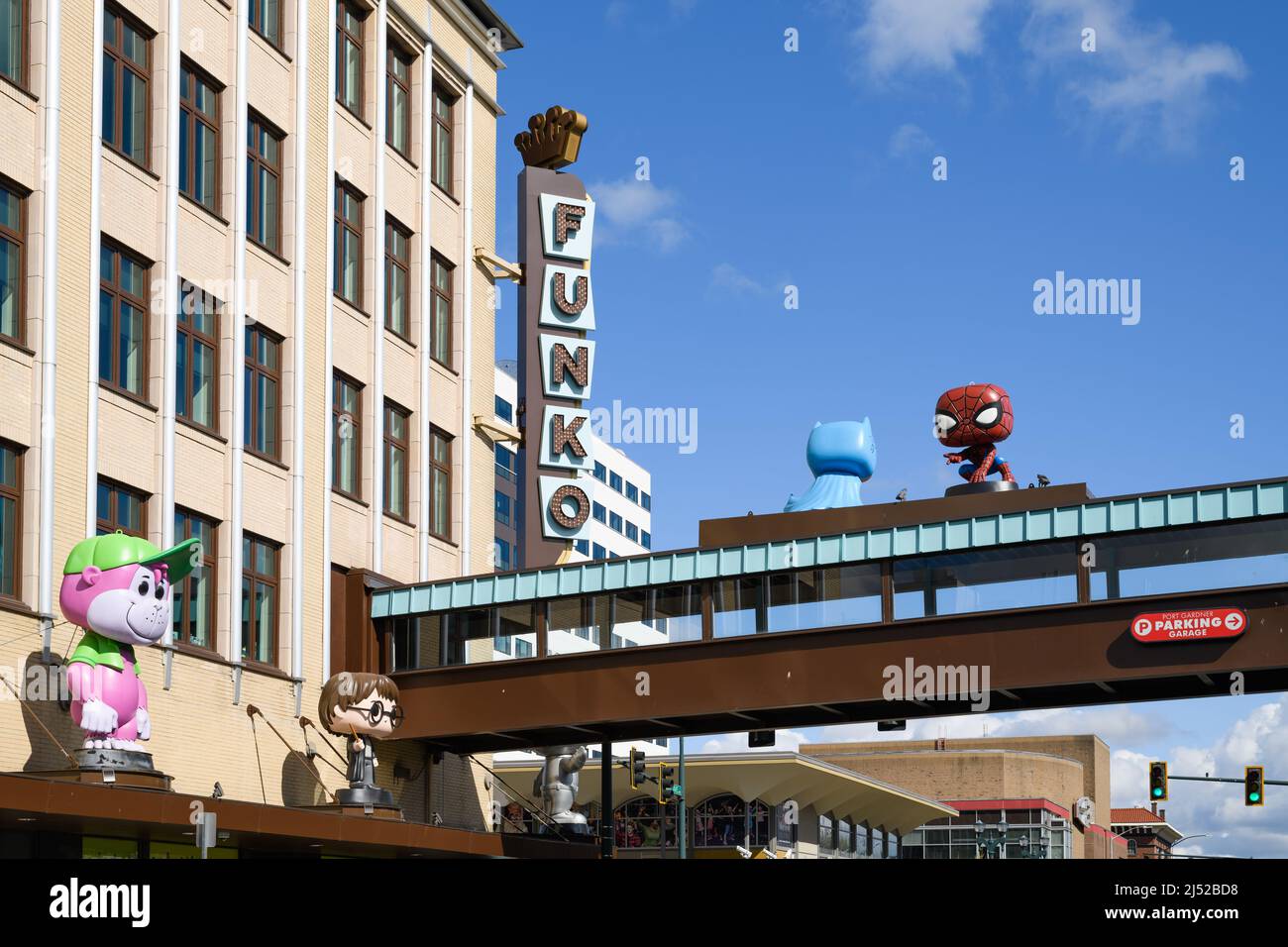 Everett, WA, EE.UU. - 17 de abril de 2022; fachada y puente peatonal a Funko  ubicación en Everett Washington Fotografía de stock - Alamy