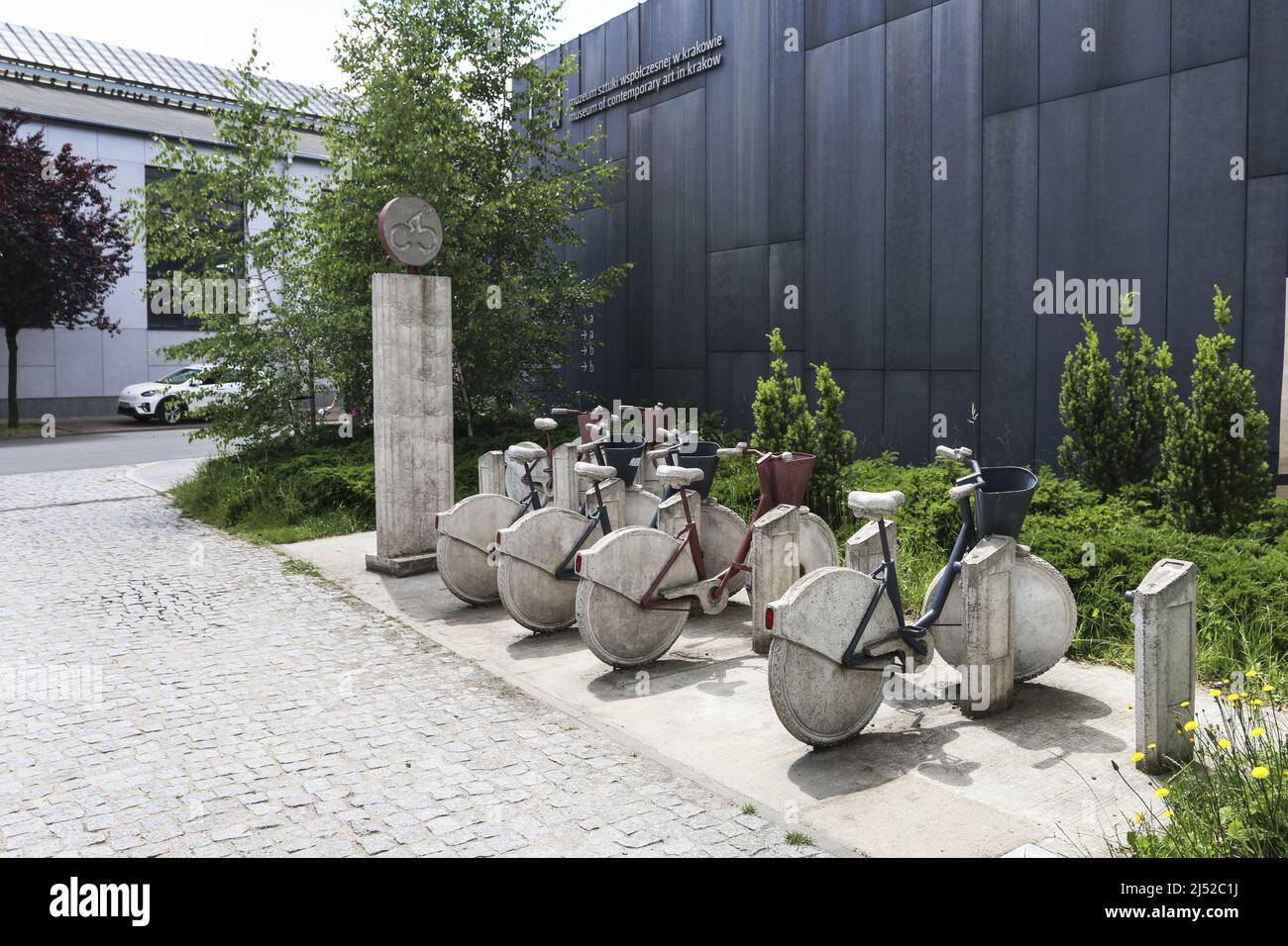 Bicicletas de piedra - una exposición de arte al aire libre en Cracovia, Polonia. Foto de stock